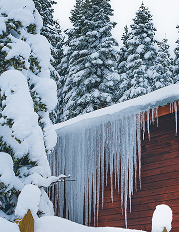 Visual example of long icicles indicating an ice dam on a property